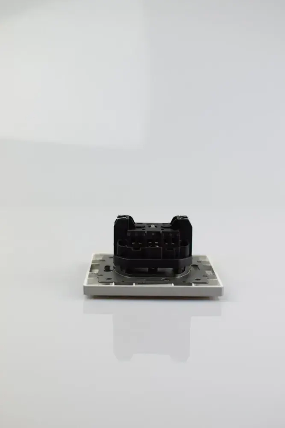 Розетка серая одинарная пластик