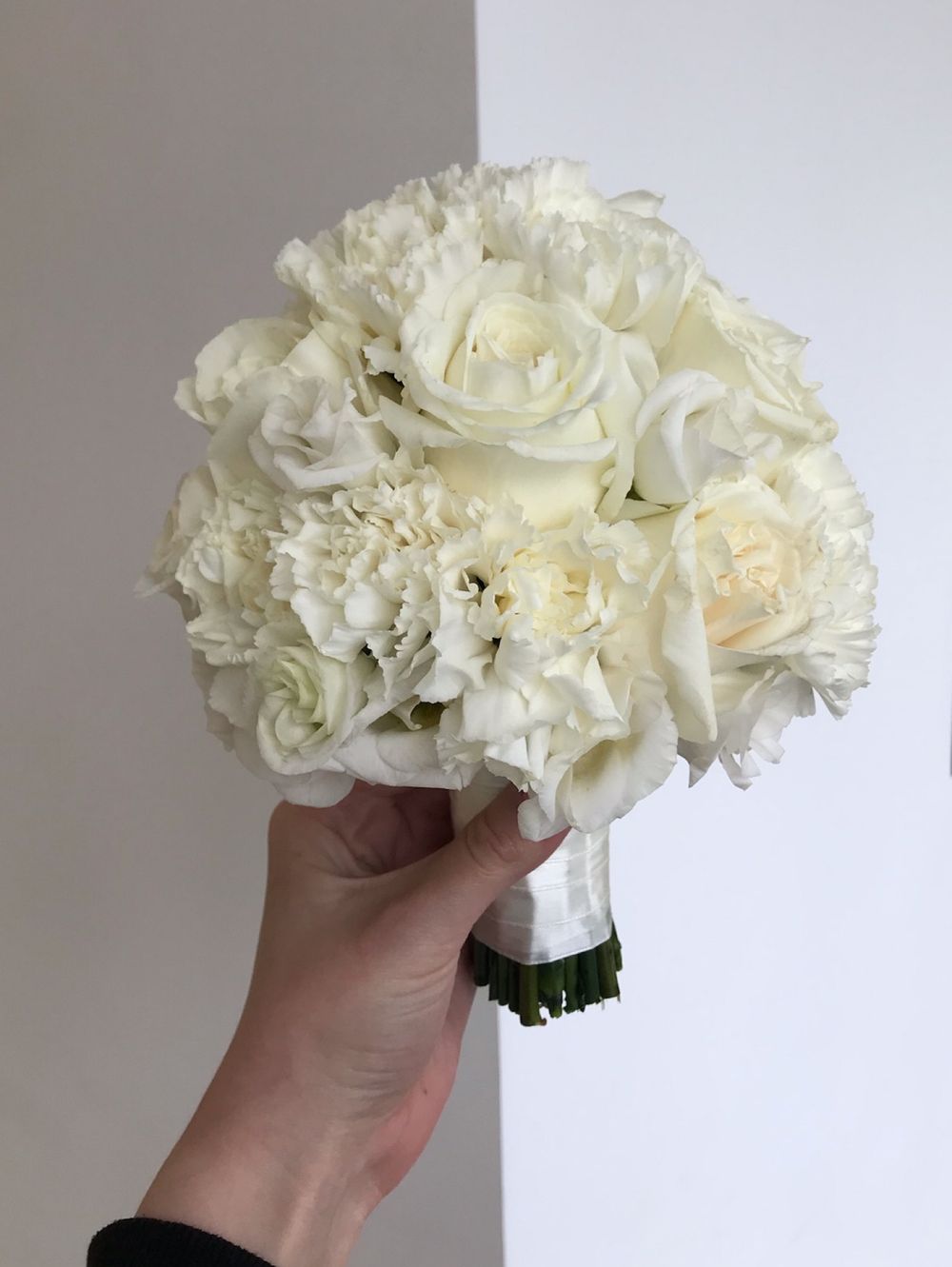 Свадебный букет из оноголовых роз, диантусов и лизиантуса