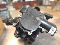 Помпа в сборе с термостатом GEN 3 1.8-2.0T