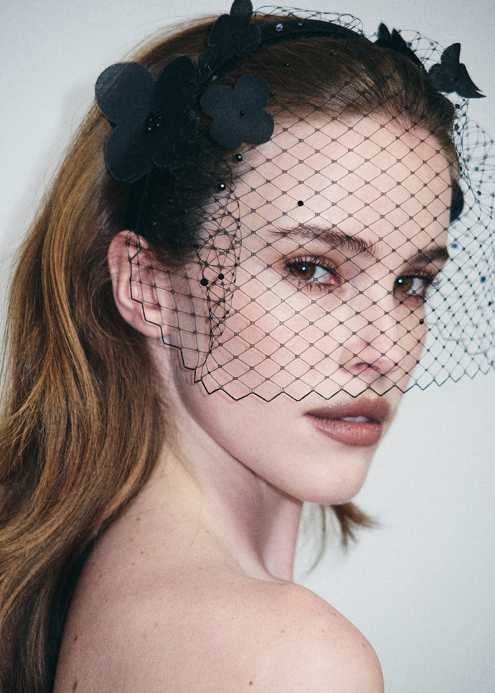 Вуаль классическая с объемными цветами из шелка