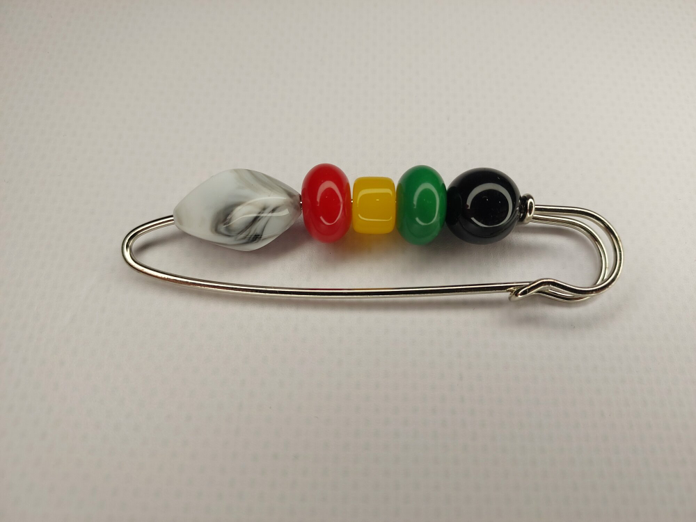 Булавка брошь "морские камушки" для кардигана,  пальто, платков, костюмов, одежды.Цвет серый зелёный красный.