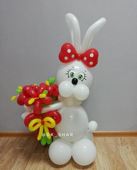 Зайка с букетом, фигура из шаров