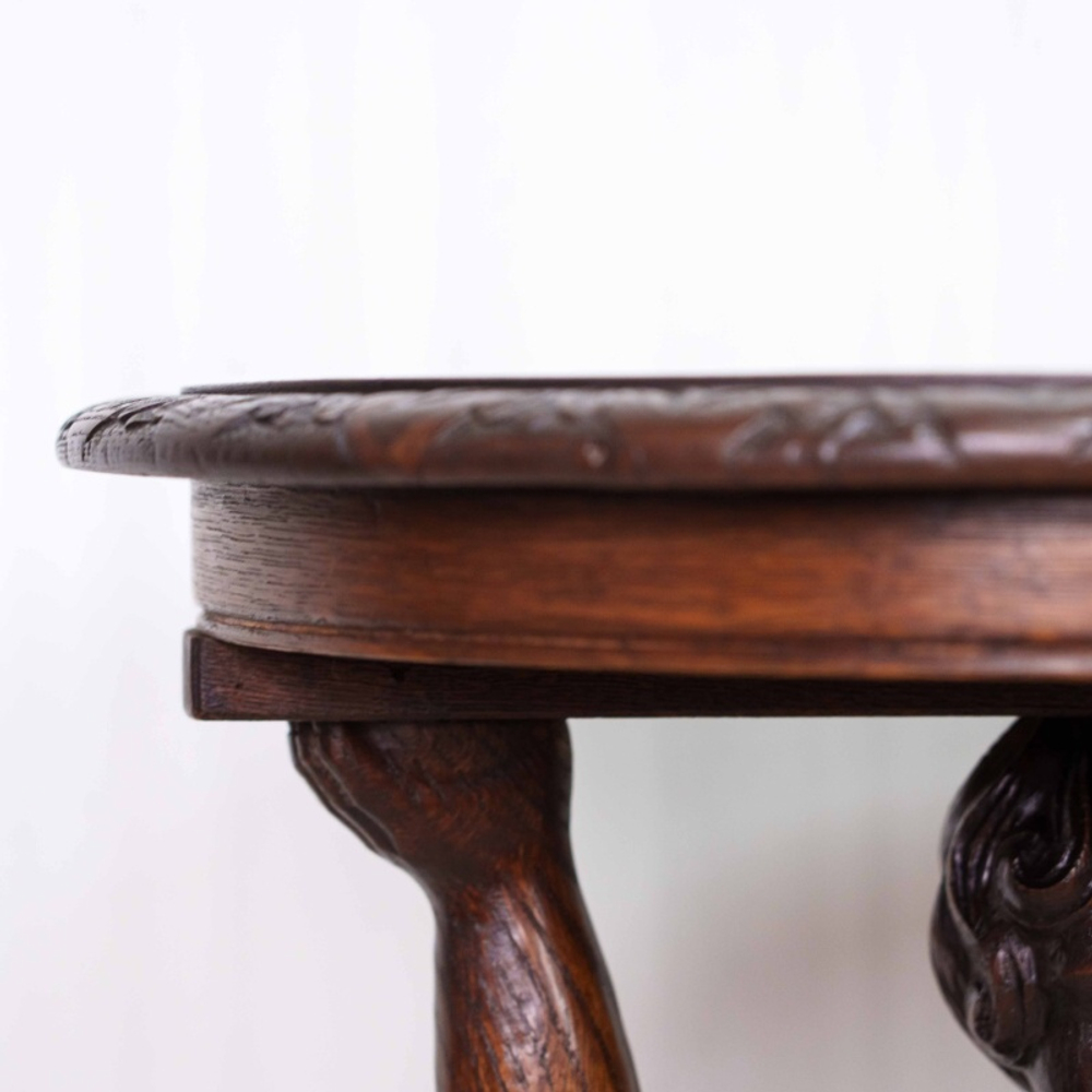 Стол с фигурой