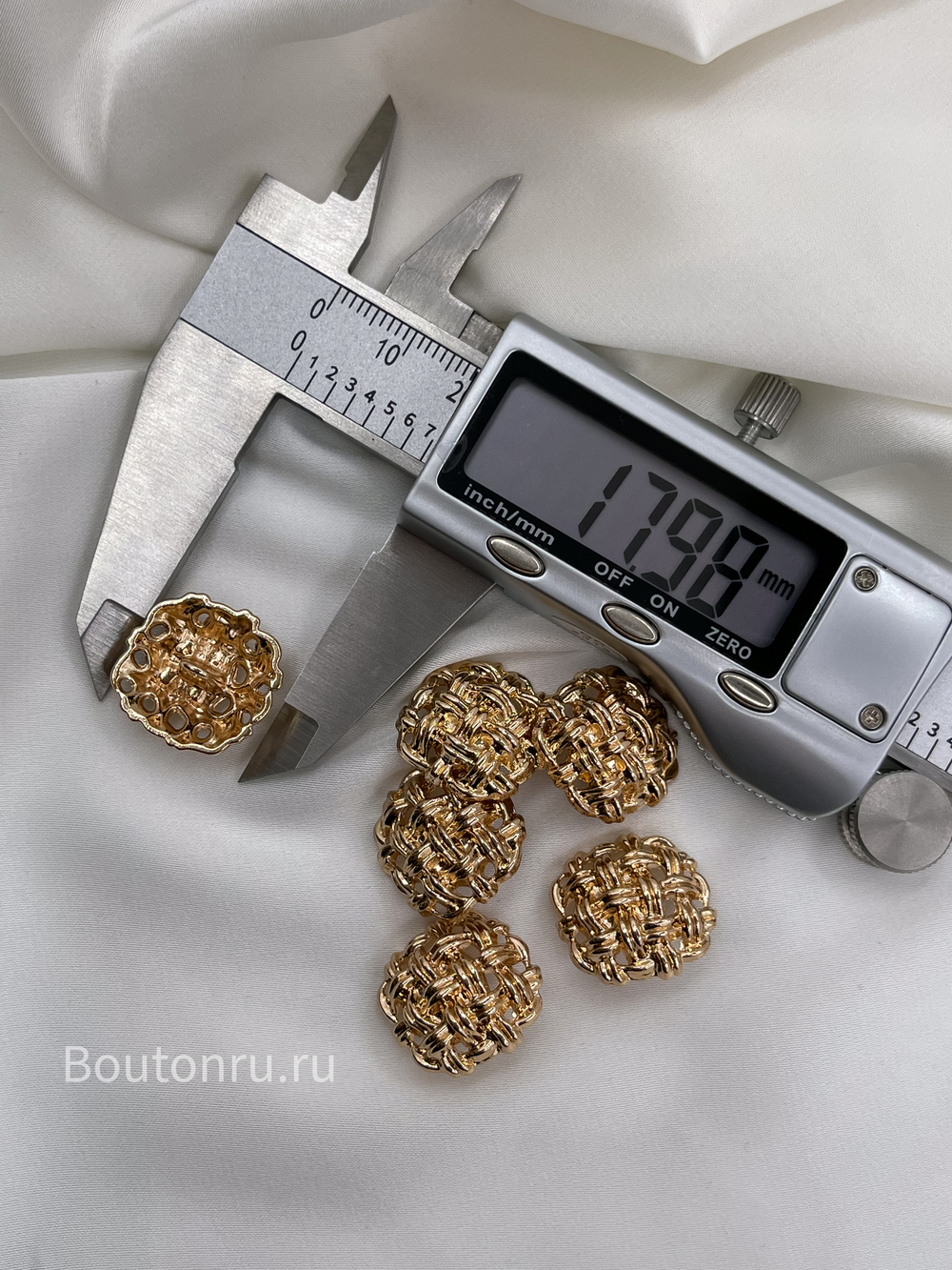 Пуговицы квадратные в золотистом металле с плетением сетка