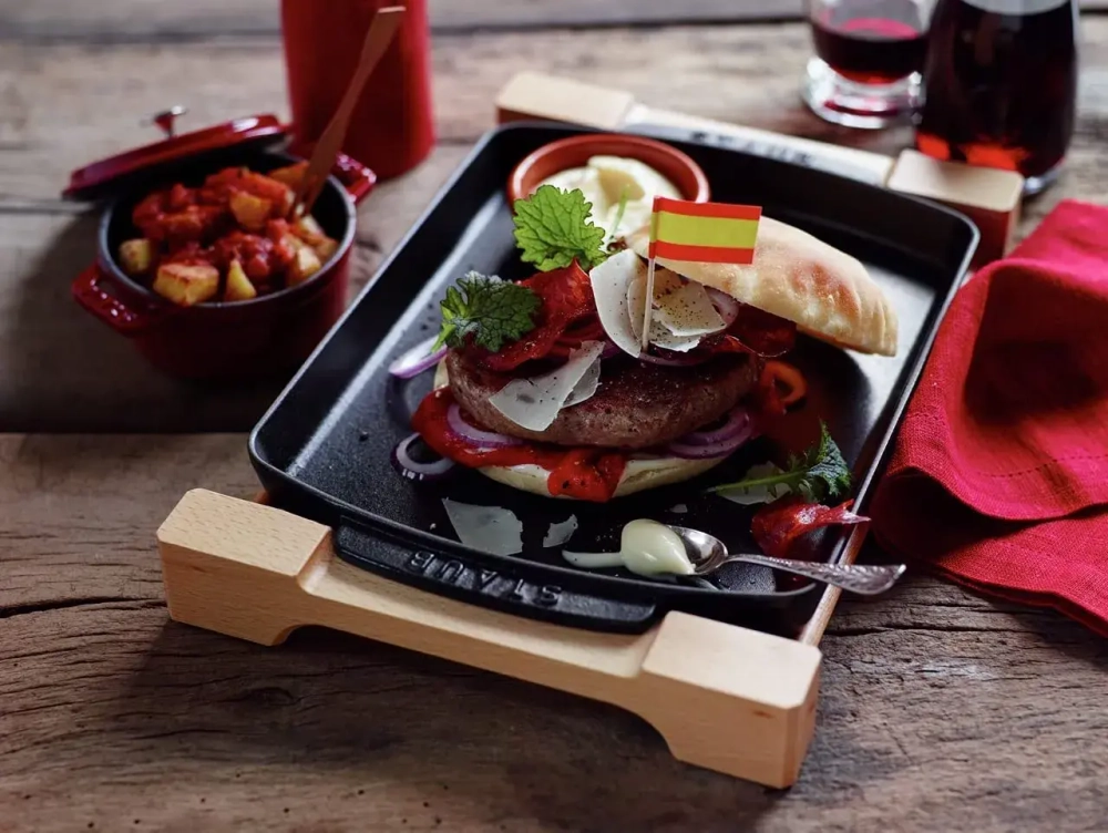 STAUB Sur la Table Чугунное блюдо Minis 33x23 см на деревянной подставке черный