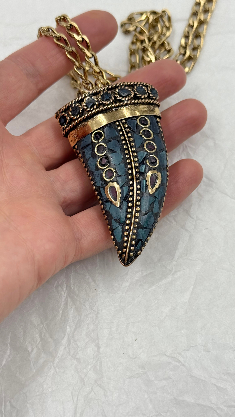 Кулон крупный плоский клык с прессованным бериллом и рубеллитом на длинной золотой цепочке