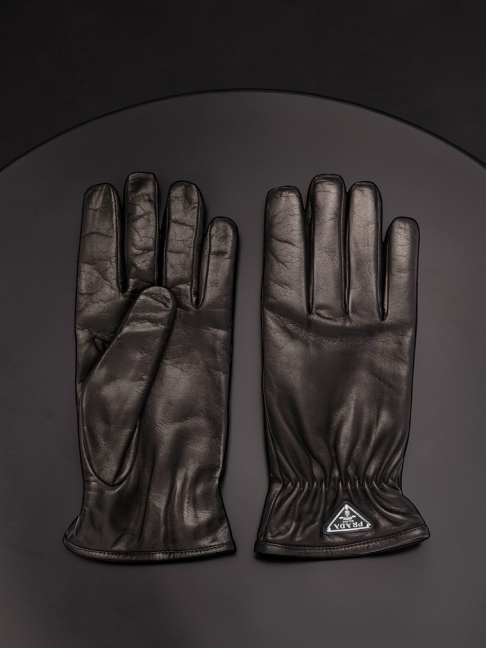 Перчатки Prada