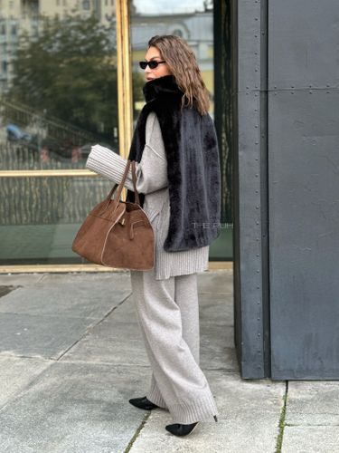 Черная манишка из эко-меха с поясом