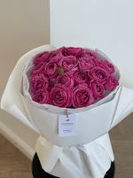 Моно букет из яркой кустовой розы