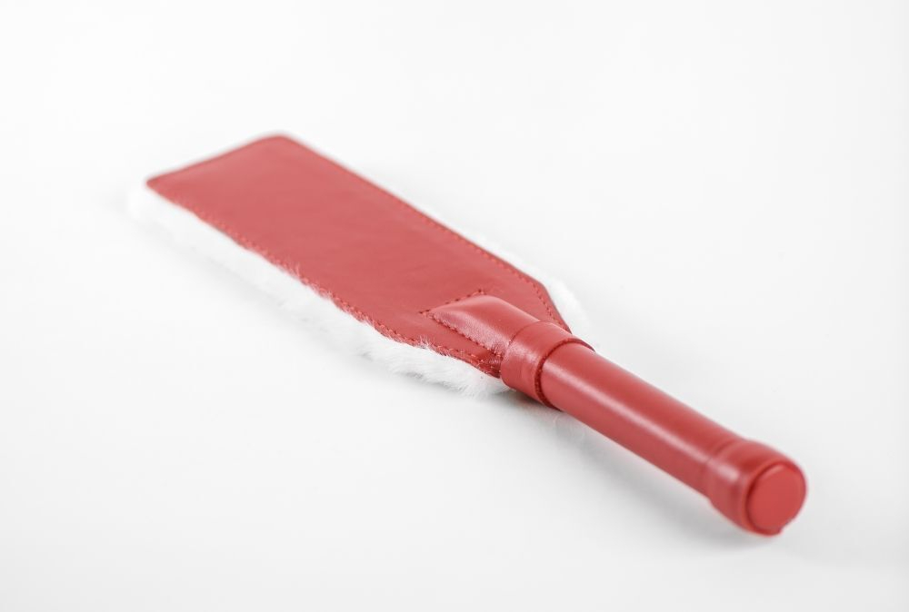 Красно-белая двустороння шлепалка из натуральной кожи и меха - 35 см. (Цвет: красный с белым)