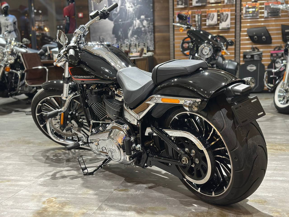 Harley-Davidson BREAKOUT 117 Vivid Black 2023мг
