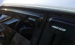 Ветровик (000299) NISSAN QASHQAI 2007-2014 /накладные/ скотч /к-т 4 шт./ Прочий VORON GLASS (Samurai)