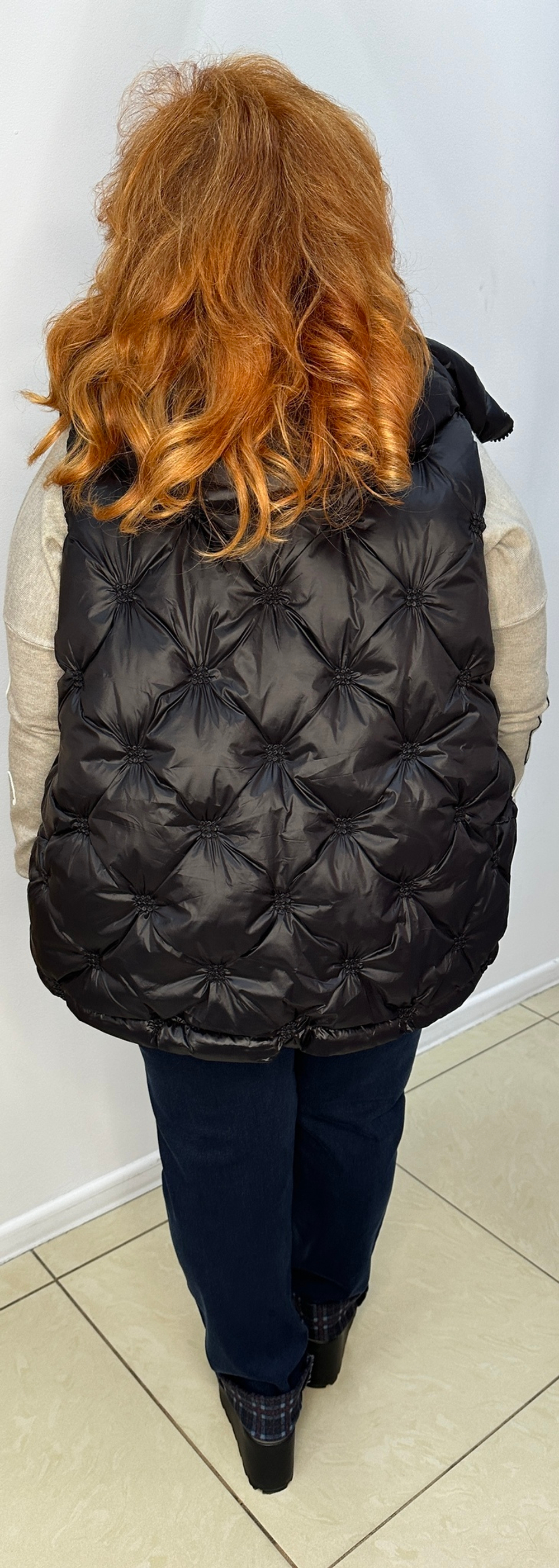 Черный стеганный жилет на пуху