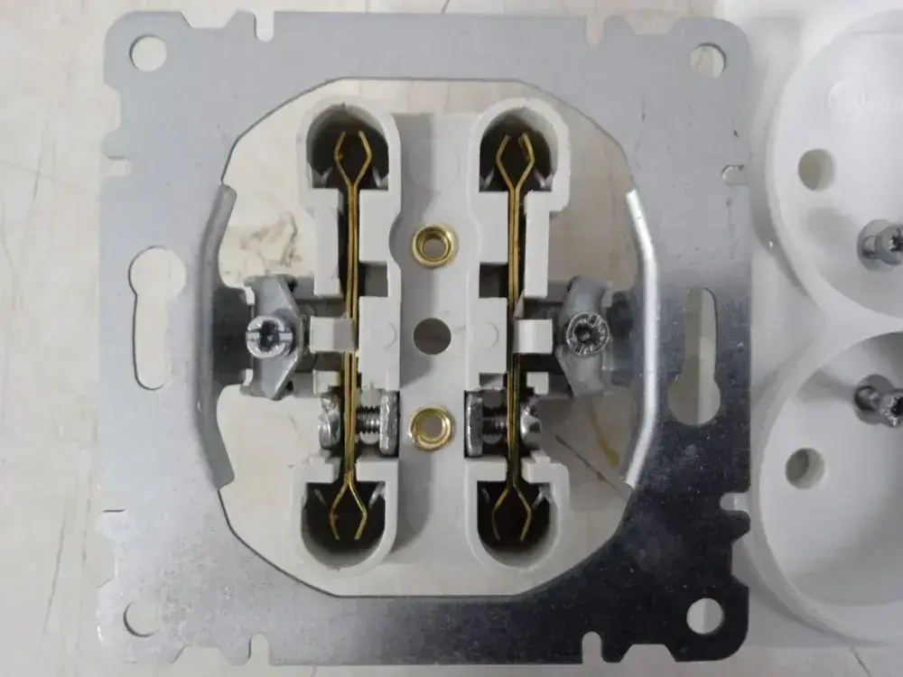 Розетка Makel Lilium двойная внутренняя белая 70017