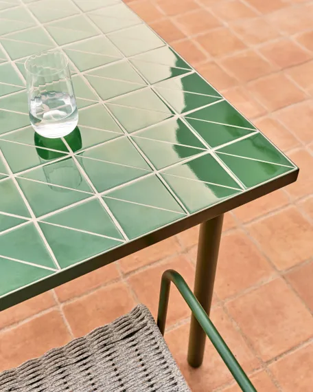 Уличный стол Maurina из оцинкованной стали зелёного цвета с зелёной керамическо плиткой 223 x 101 см
