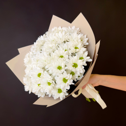 Flower bouquet of 7 white chrysanthemums