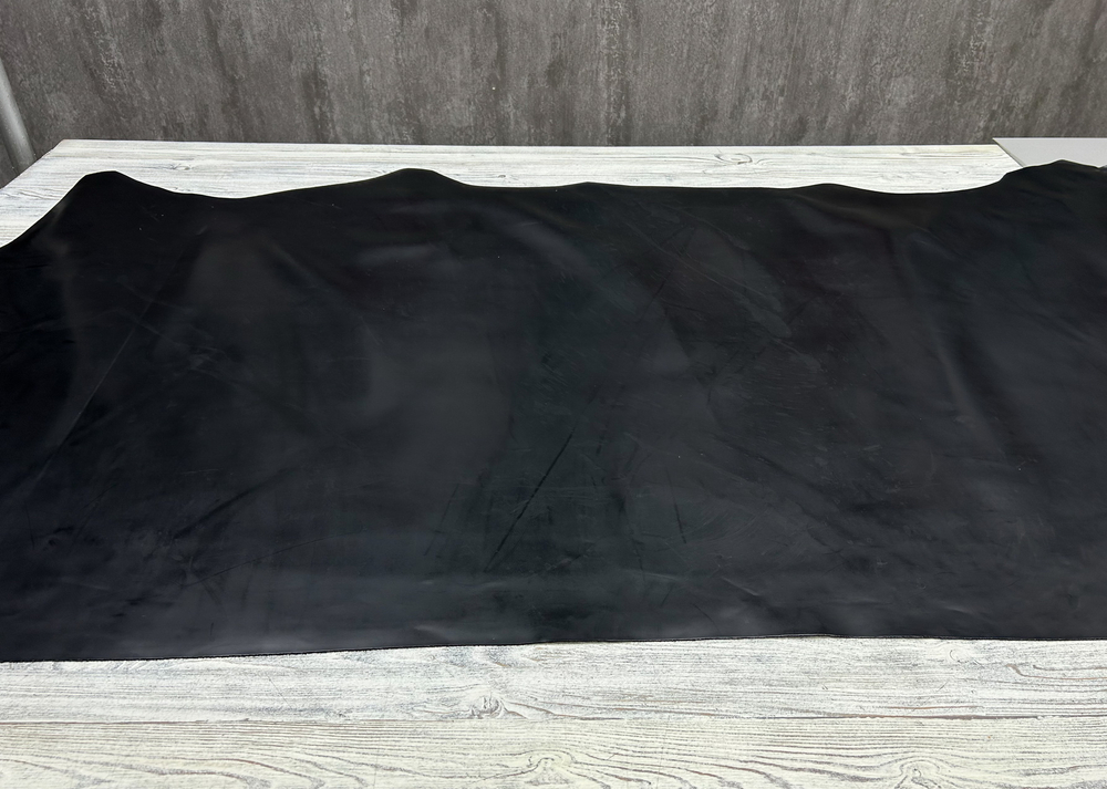 Фото целой шкуры натуральной кожи Болеро цв. Черный / Bolero Wax Nero, толщ. 1,4-1,6 мм