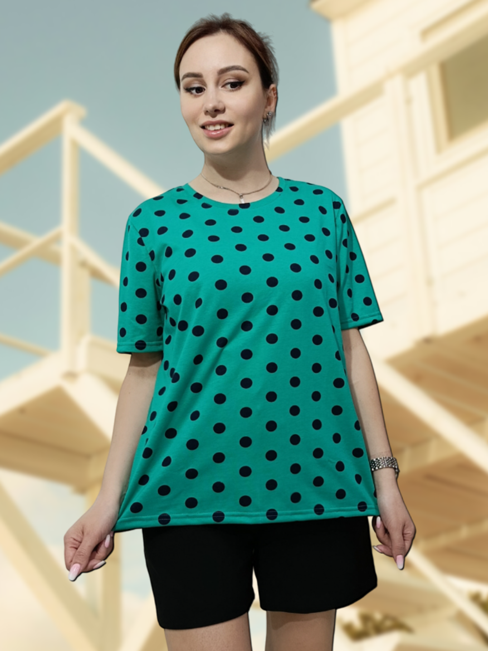 2446 Футболка женская черные горохи на изумруде (56)
