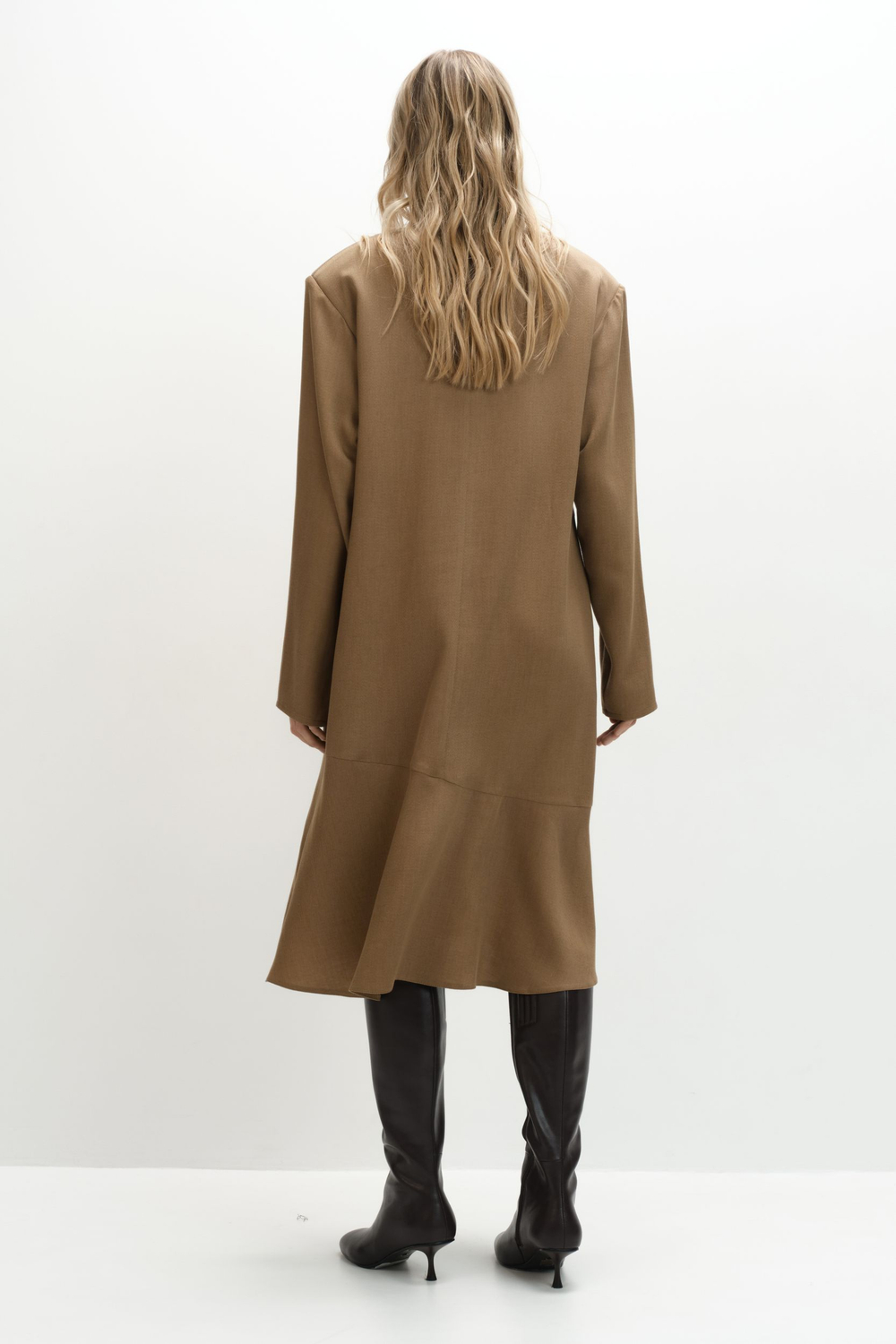 Платье с воланом