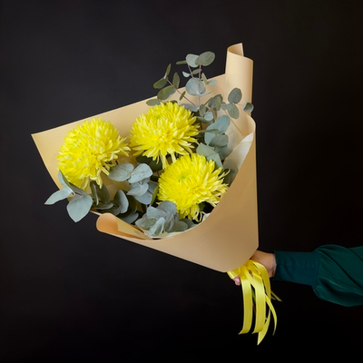 Flower bouquet of 3 yellow chrysanthemums