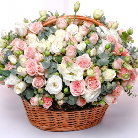 Корзина из кустовых роз и лизиантусов