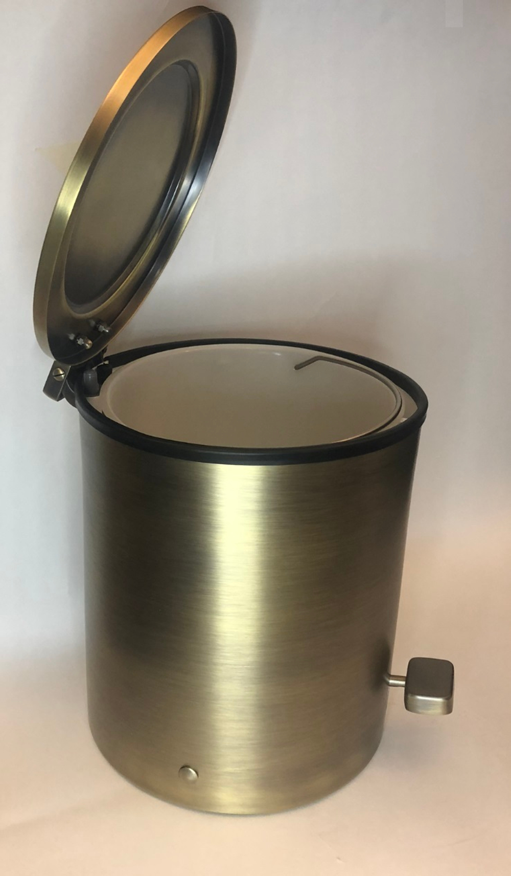 Ведро для мусора с педалью и крышкой Windisch 89100OV