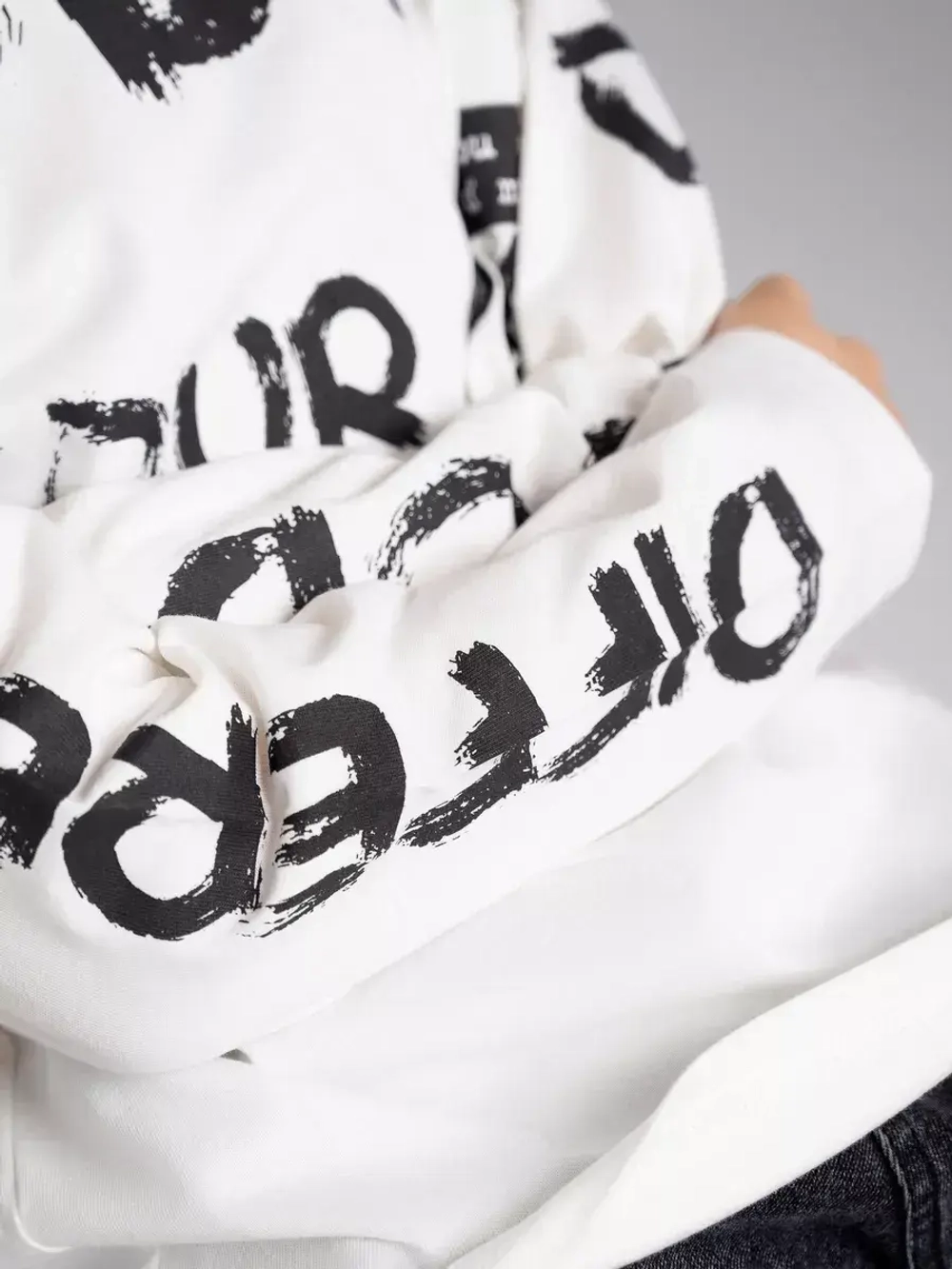 Белый лонгслив оверсайз для мальчика