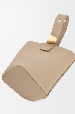 Loewe Мини-сумка-ведро Pebble из мягкой зернистой телячьей кожи, песочный