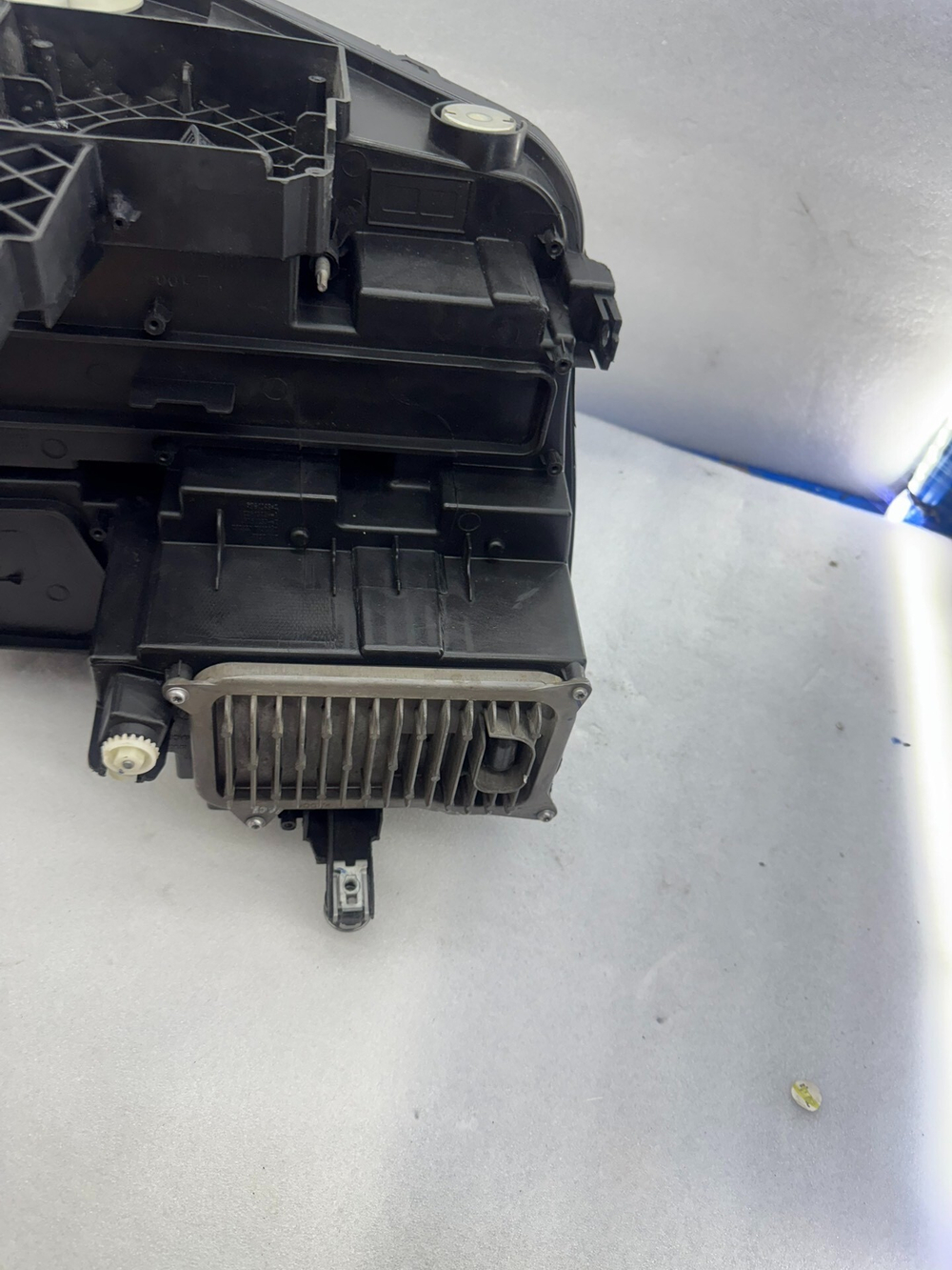 Оригинальная LED фара Volkswagen Teramont (Touareg)
