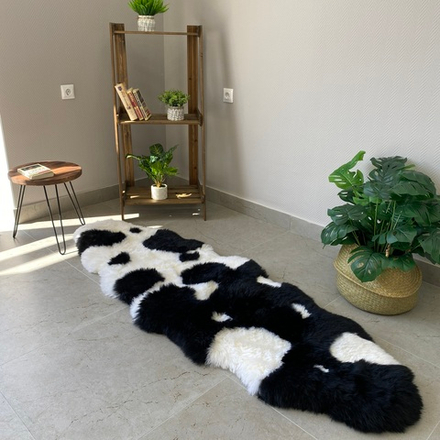 Шкура коврик меховой прикроватный овчина, 200х60 см. Черно-белый