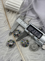 Пуговицы серебристые с разноцветными камнями и стразами