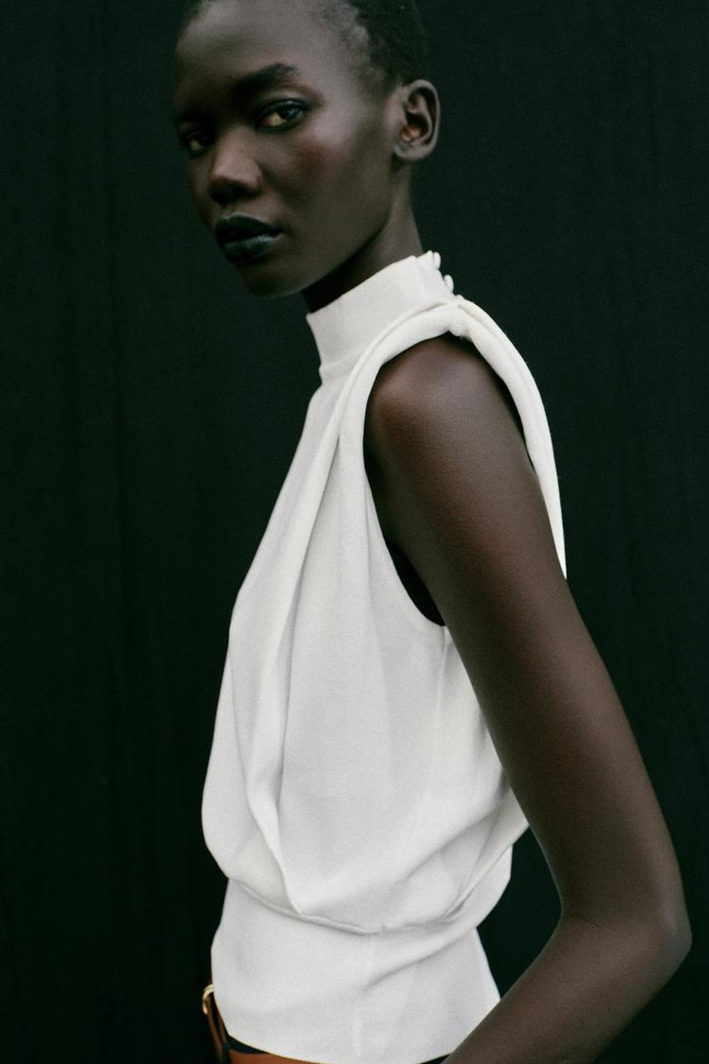 ZARA ТРИКОТАЖНЫЙ ТОП С ОТКРЫТОЙ СПИНОЙ, БЕЛЫЙ