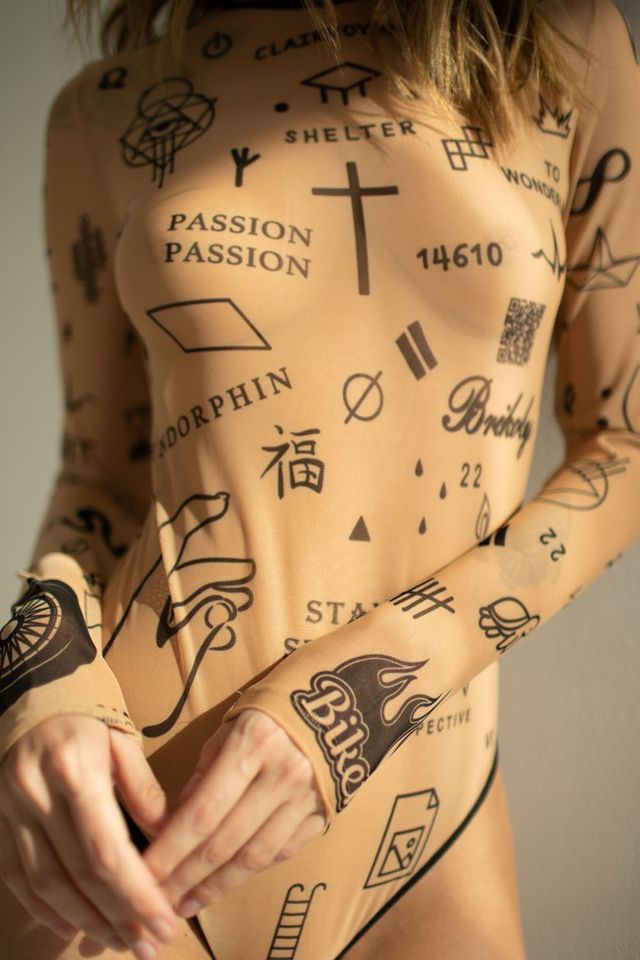 Дерзкое боди с тату-принтом