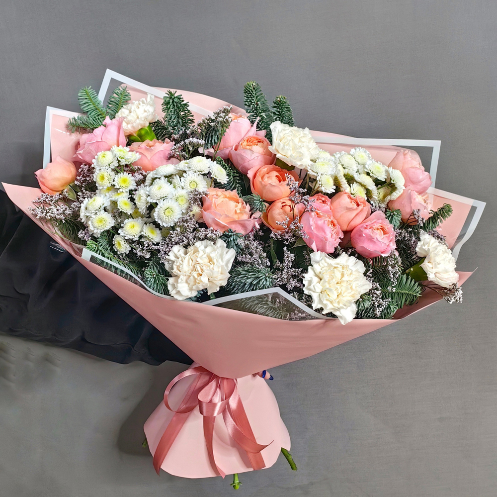 Авторский букет с кустовыми пионовидными розами и веточками нобилиса