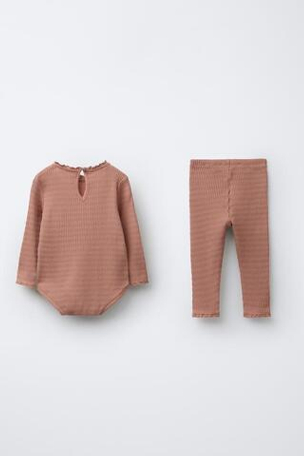 ZARA КОМПЛЕКТ ИЗ БОДИ И ЛЕГИНСОВ С КРУЖЕВОМ, ЦВЕТ РОЗОВОГО МЕЛА