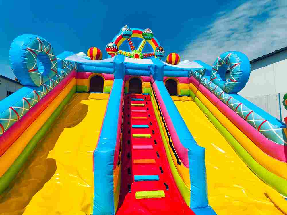 Коммерческий надувной батут «Парк развлечений», 14*6*7 м.