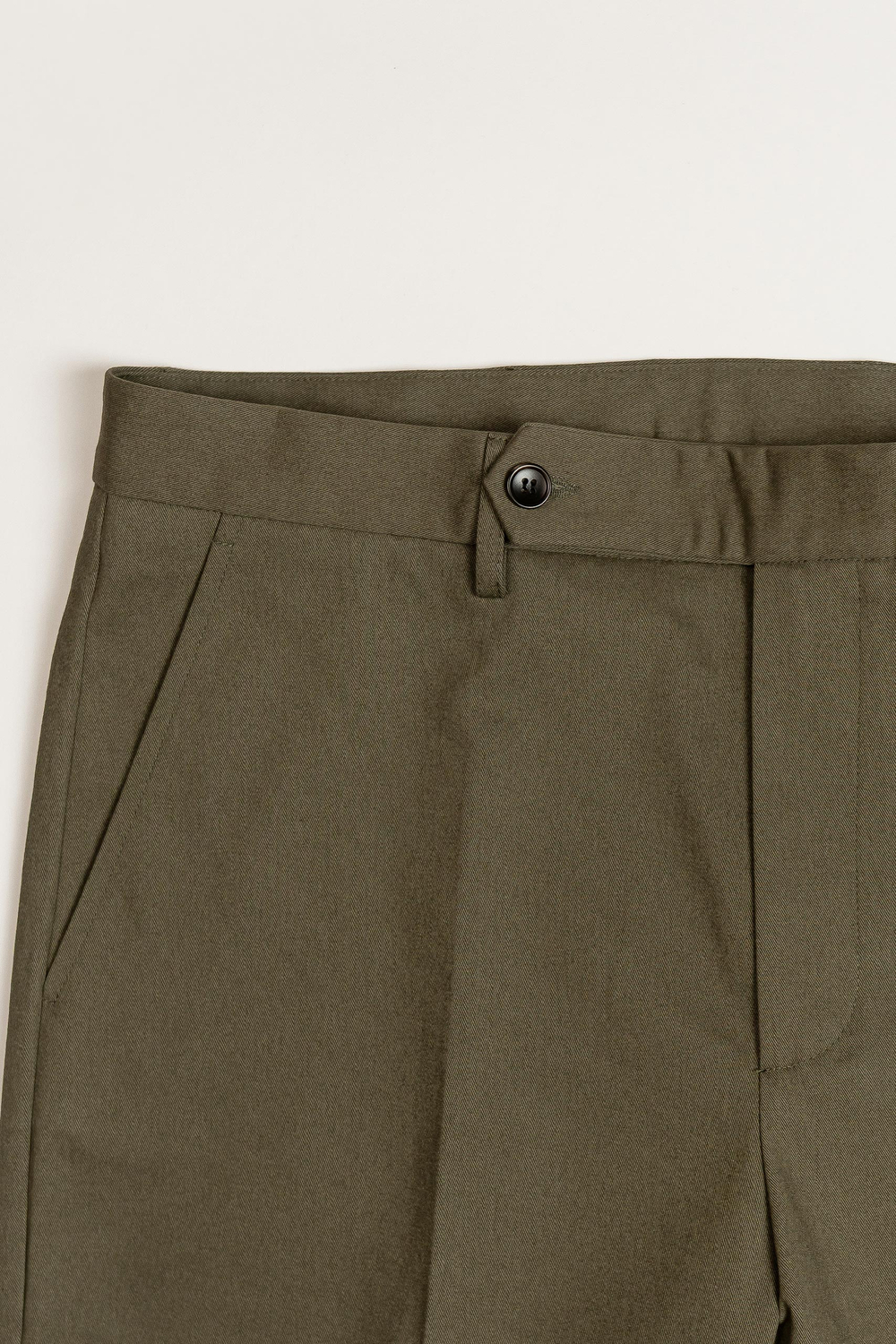 Брюки чинос оливковые