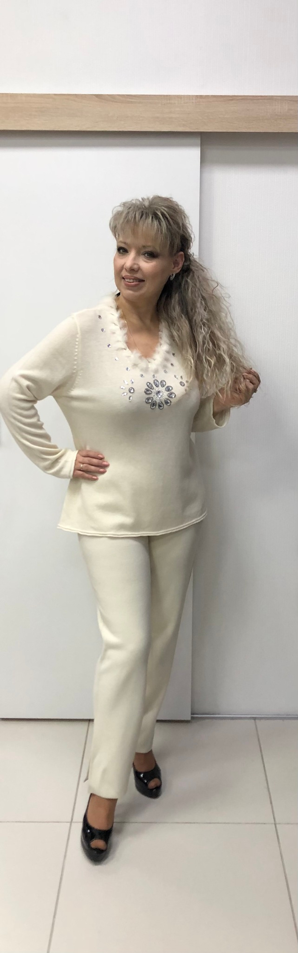 Белый джемпер с меховой отделкой и рисунком на груди