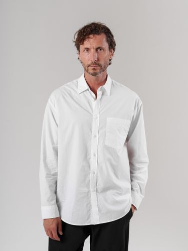 Белая хлопковая рубашка с нагрудным карманом