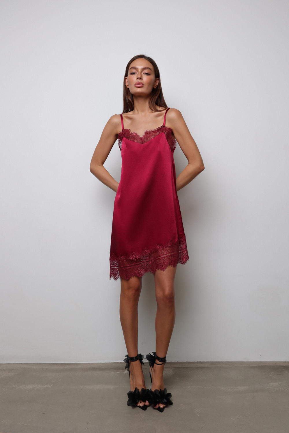 Платье-комбинация мини с кружевом