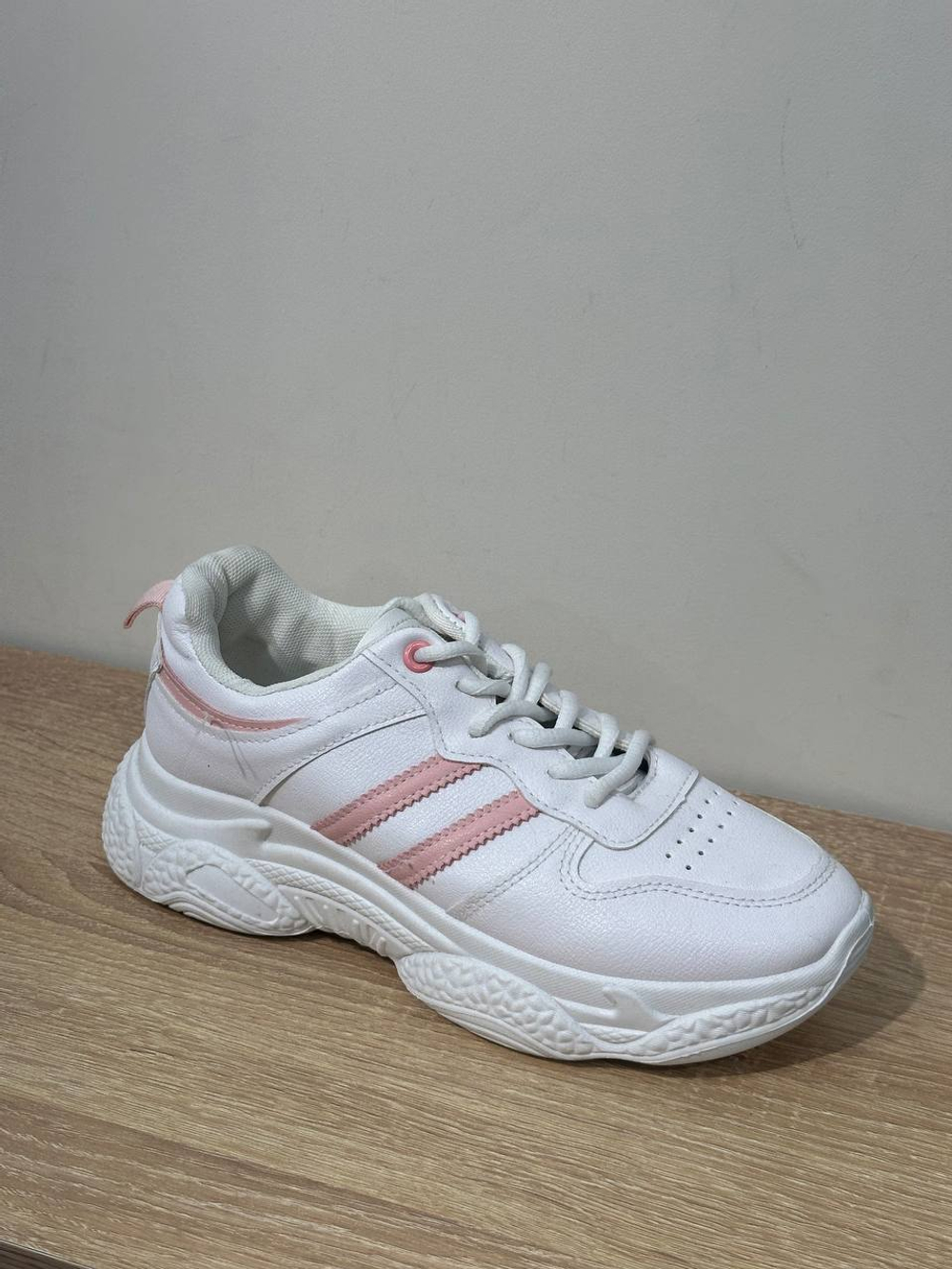 Кроссовки из эко кожи