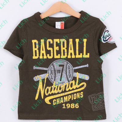 Футболка с контрастными принтами надписей и аппликацией на рукаве