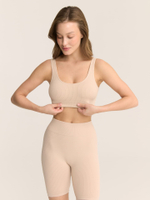 Бесшовный топ на широких бретелях в рубчик