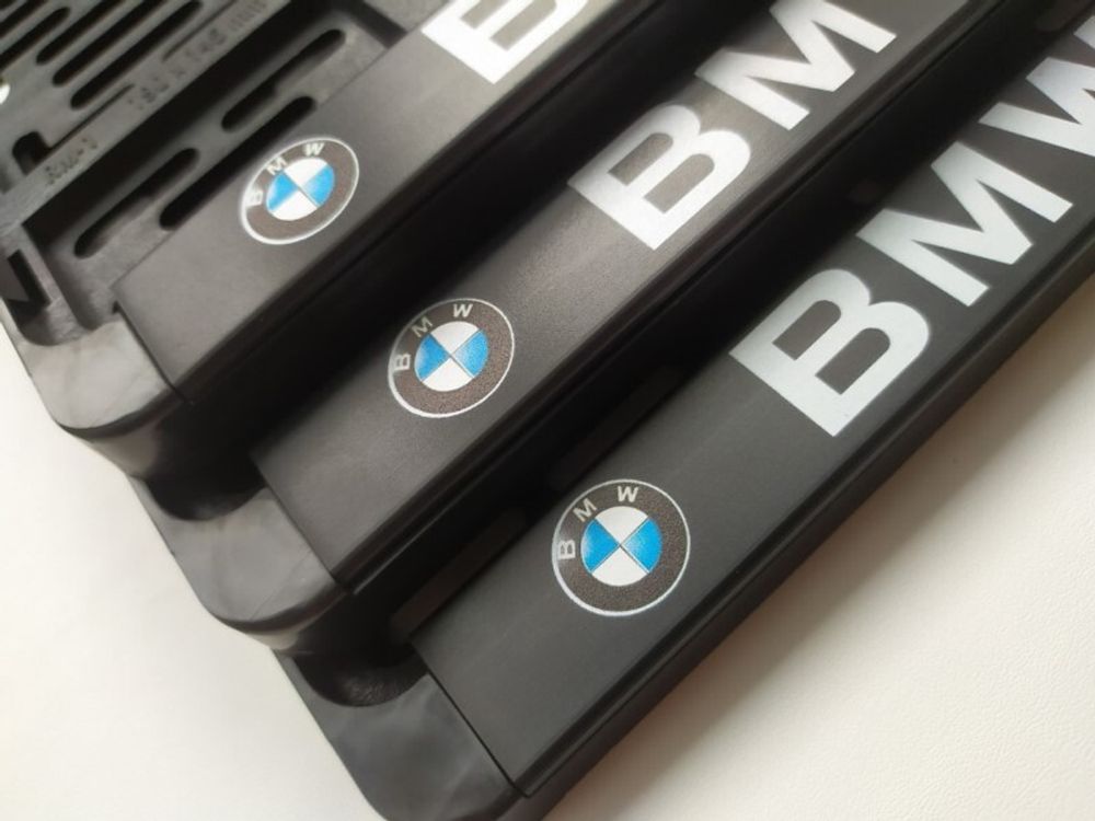 Рамка под номер с защелкой серебро  BMW  рельеф (Новосибирск)