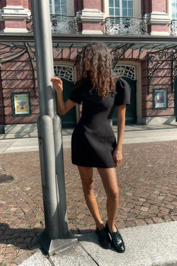 ZARA КОРОТКОЕ ПЛАТЬЕ СО СКЛАДКАМИ И КАРМАНАМИ, ЧЕРНЫЙ