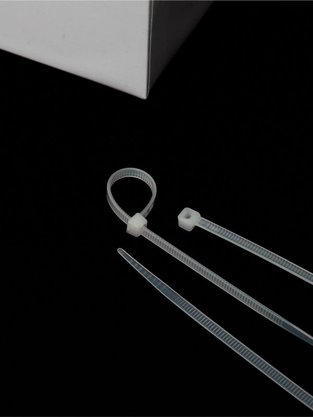 Хомут кабельный 3.6х150 нейл. бел. (уп.100шт) IEK UHH31-D036-150-100