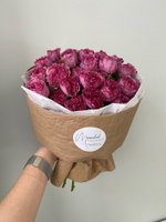 Букет из ярких кустовых пионовидных роз в оформлении