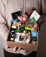 Подарочный набор сладостей в деревянном ящике в форме "домика"