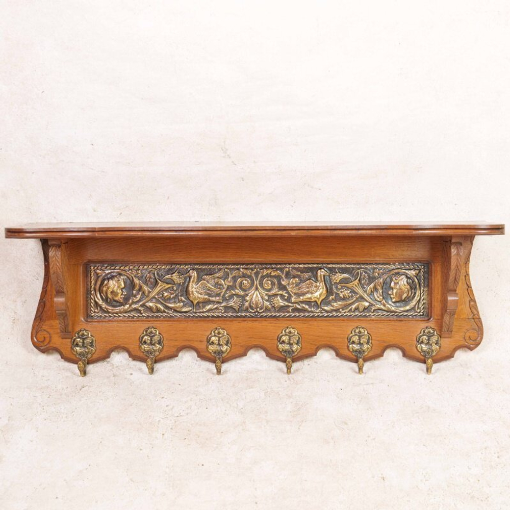 Настенная вешалка в Неоренессансном стиле