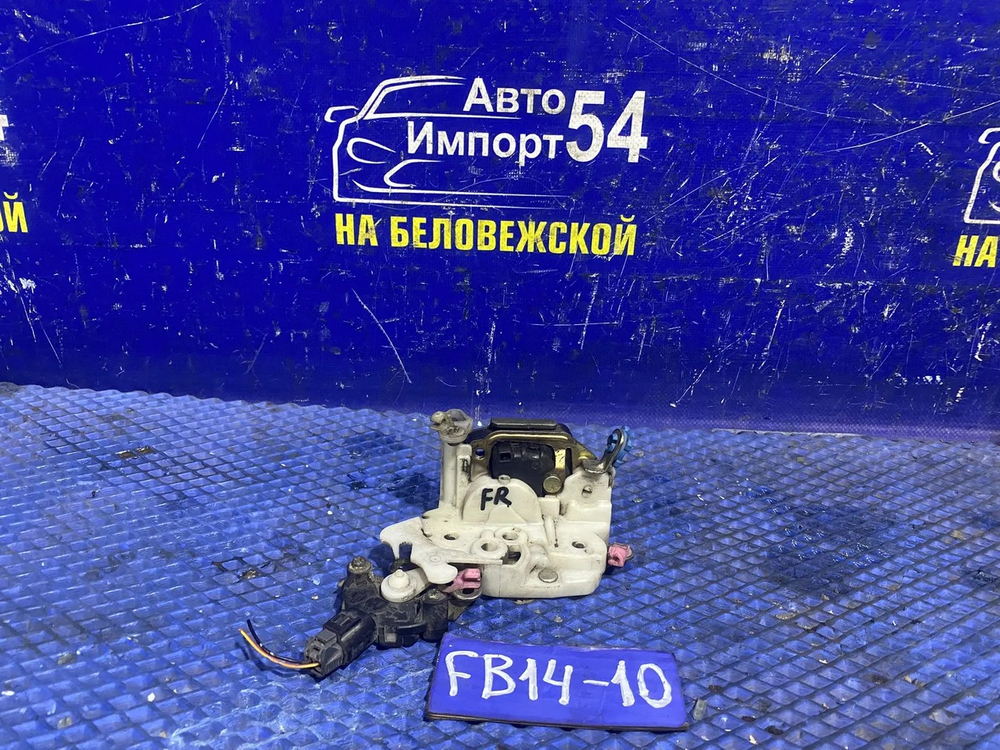 Замок двери передней правой NISSAN SUNNY 1994